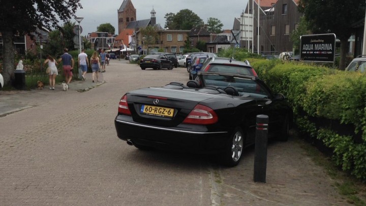 Een fout geparkeerde auto, afgelopen augustus, aan de Meersweg in Grou.
