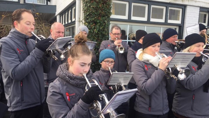 Brassband Apollo speelt hier tijdens de aankomst van Sint Piter.