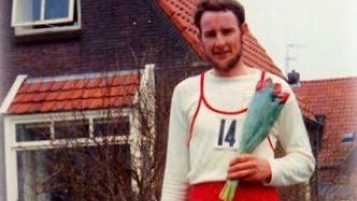 Hindrik Arendz won in 1971 de tweede Merenloop. Hier poseert hij voor het huis van Hienekamp, op de hoek van de Mr. P.J. Troelstrawei.