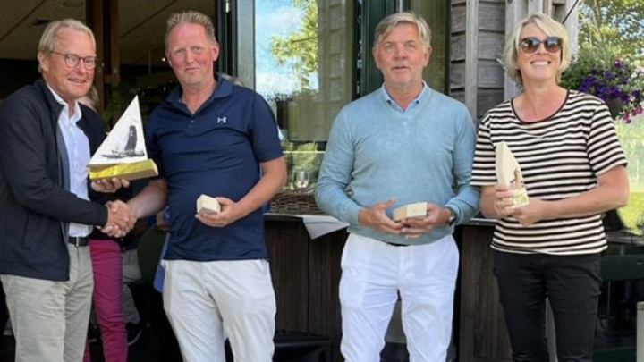 Alberto Kinderman (tweede van links) werd uitgeroepen tot de beste golfer van Grou.