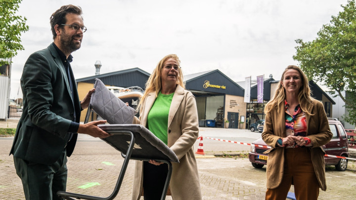 Wethouder Evert Stellingwerf (links) opent het Cirdulair Ambachtscentrum.