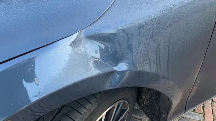 De schade aan de auto van de bewoonster is zo’n € 1500,-.