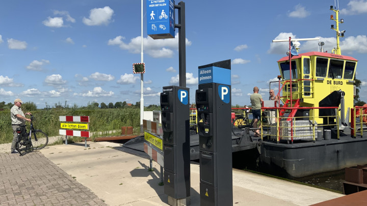 De betaalautomaten bij pont De Burd worden gemarkeerd met een lichtbak.