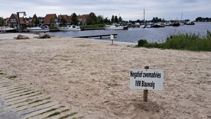 De gemeente heeft bij het strandje waarschuwingsbordjes geplaatst. (Foto: FUMO)