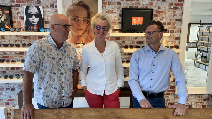 Hans en Maaike Bootsveld hebben hun bedrijf overgedaan aan Robert Kroos (rechts).