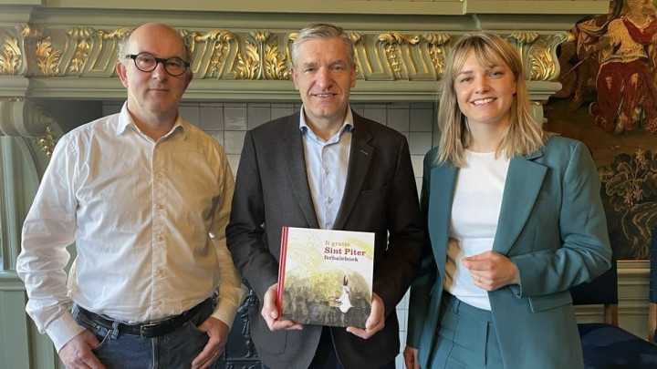 Peter van den Broek, burgemeester Buma met het boek en secretaris Nine Sikkema.