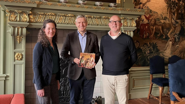Burgemeester Buma -geflankeerd door Aal en Van den Broek- met zijn exemplaar van het Sint Piter Sjongboek.