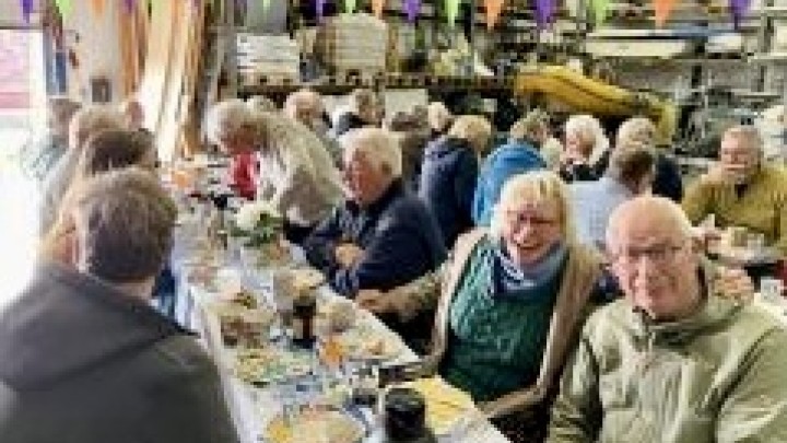 Het Burendag-ontbijt van De Dyk in de loods van de familie Van der Meer.