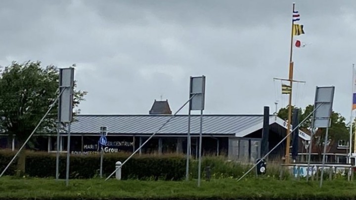 Het Zeilcentrum, met rechts de mast met de seinvlaggen..