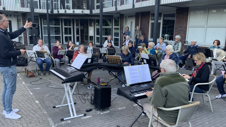 Het Orkest foar Elkenien, onder leiding van Guus Pieksma, op de binnenplaats van Roordastate.
