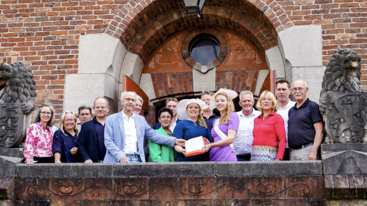 Sylkeninginne en hofdame (midden) waren aanwezig bij het tekenen van de acte.