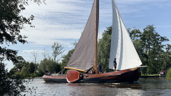 Het skûtsje van Drachten (D) zeilt de Ulekrite bij Earnewâld uit. Het finishte als13e.