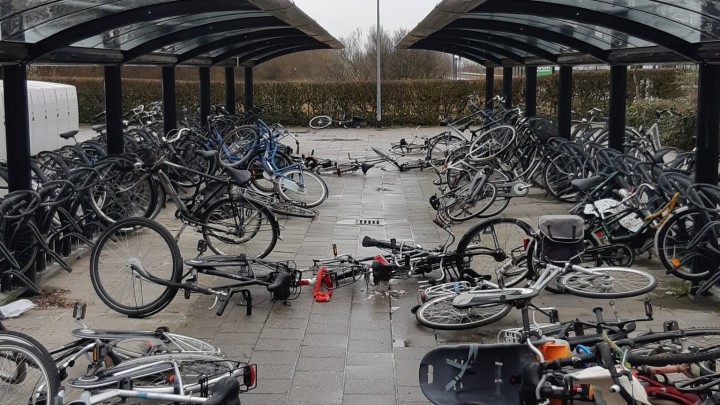 In de nacht van vrijdag op zaterdag jl. werden op het station tientallen fietsen vernield.