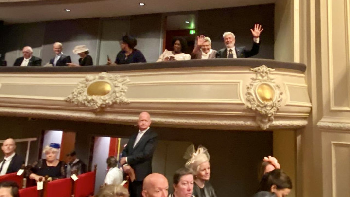 Eldert en Sinie (rechtsboven) wuiven naar de fotograaf. Ze hadden een mooi plekje in de loge van de schouwburg. 