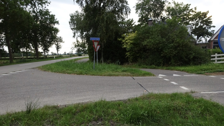 De fietsoversteek Molesingel-Reinerswei met de gevaarlijke slinger. Links de Reinerswei.