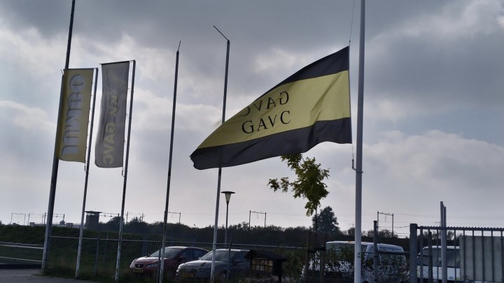 De GAVC-vlag hangt halfstok bij het eigen complex.
