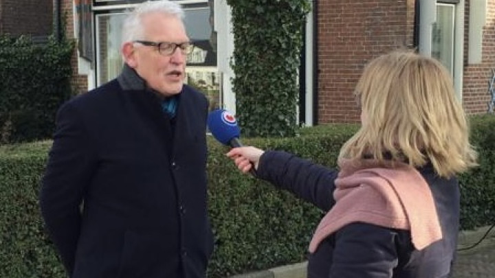 Geert Tichelaar geeft als voorzitter van het Sint Piterkomitee een interview aan Omrop Fryslân.