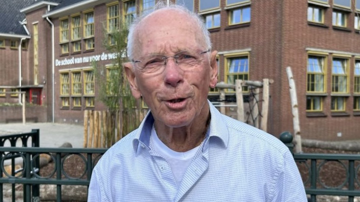 Henk Gemser voor zijn oude basisschool in Franeker. (Foto: Omrop Fryslân)