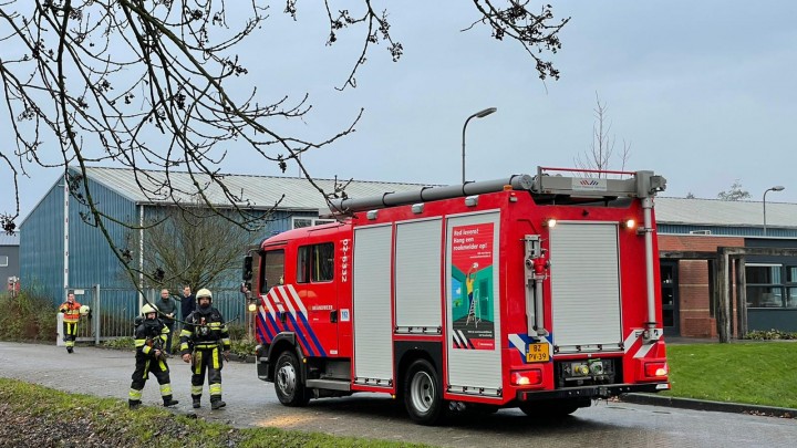 De brandweer arriveert bij het bedrijfspand van Snoek. (Foto: Mollema Creative)