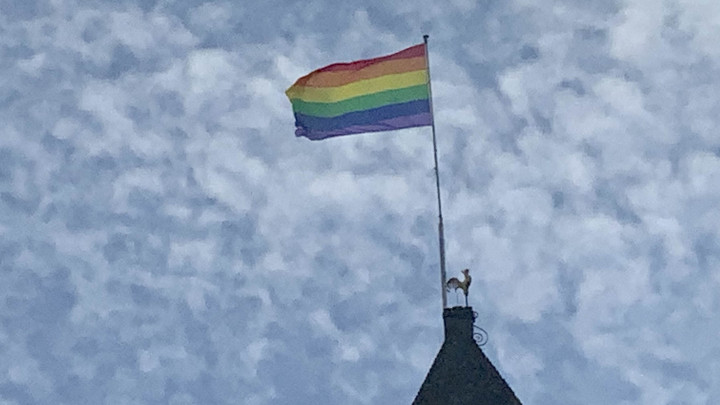 Op de Sint Piter wapperde vanmorgen de regenboogvlag, symbool van de lhbtq-gemeenschap.