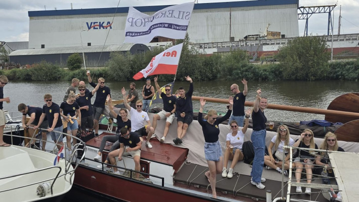 Vreugde op het skûtsje Emanuel. Zaterdagmiddag won het bij Lemmer het kampioenschap in de B-klasse. Goed voor deelname in de A-klasse in 2025.