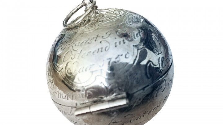 In 1750 was deze zilveren kaatsbal de hoofdprijs bij een kaatspartij. (Foto: Kaatsmuseum)
