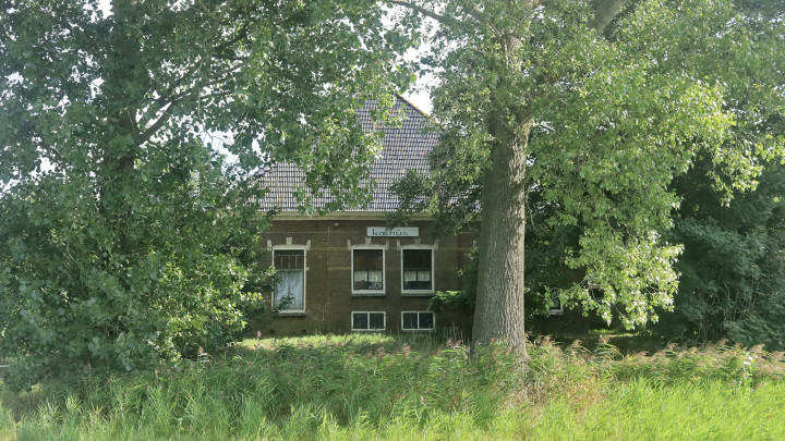 De authentieke stelp 't Kathûs' is gelegen op Soarremoarre bij Nes (H.).