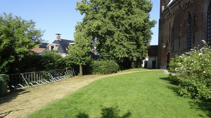 De tuin van de Sint Piterkerk ter hoogte van de ingangen.