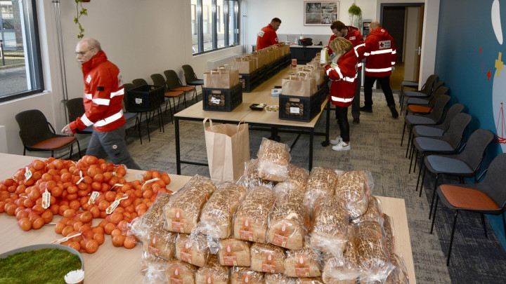 Vrijwilligers van het Rode Kruis Fryslân pakken de ontbijttassen in. (Foto: Jikkie Piersma)