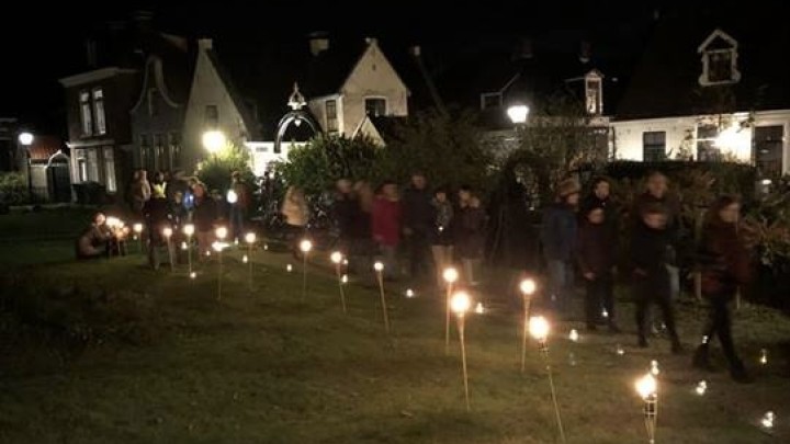 Lichtjes langs het tuinpad naar de Sint Piterkerk.