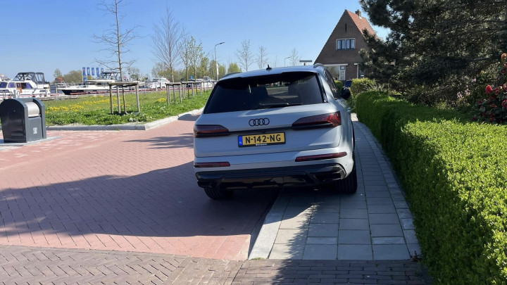 Op de Meersweg parkeren auto’s regelmatig op de stoep. Wandelaars moeten dan uitwijken.