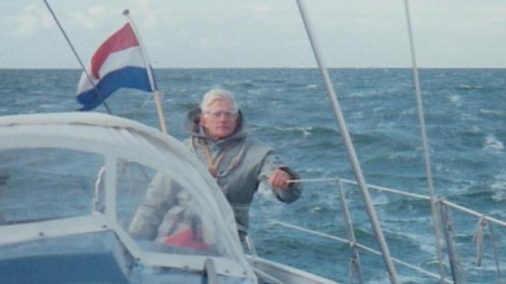Piet Deelstra in zijn element; zeilend op zee. (Foto: KWV Frisia)