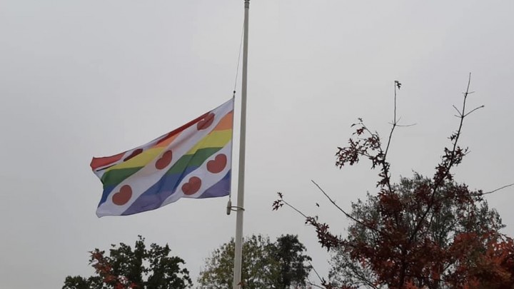 Bij Friesma State hangt vanwege de uitvaart van Aron Grevenstuk de regenboogvlag halfstok.
