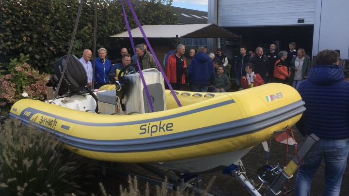 De RIB met de naam Sipke wordt te water gelaten. (Foto: Jikkie Piersma)