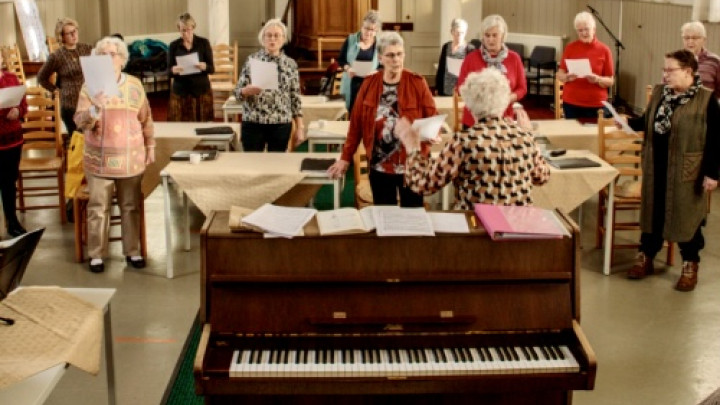 Koor Sjongnocht repeteert elke maandagmiddag in de Doopsgezinde Kerk.