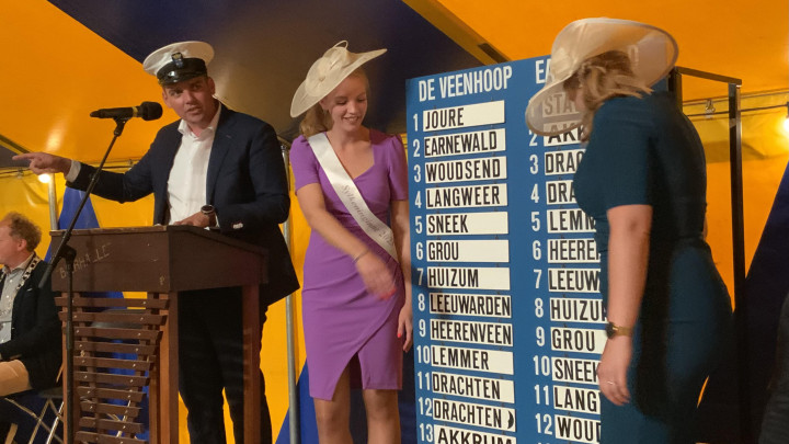 SKG-bestuurslid Martijn Riewald tijdens de loting. Links Sylkeninginne Iris Wartena en rechts hofdame Nienke Post.