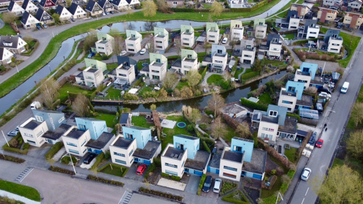 “Waar in Grou wonen jullie?” “In het Smurfendorp!” “O daar, die blauwe huizen!”.