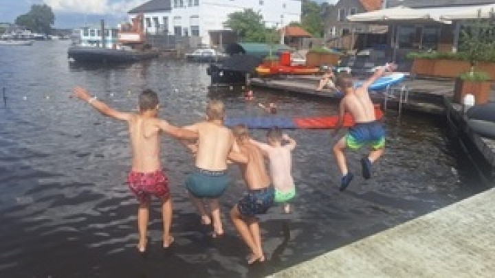 Basisschoolleerlingen genieten van het water bij Oer ‘t Hout.