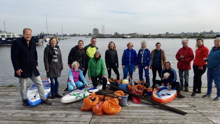 SUP’ers ruimen afval langs waterkant op