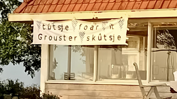 Kus van huisjebewoners voor het Grouster skûtsje