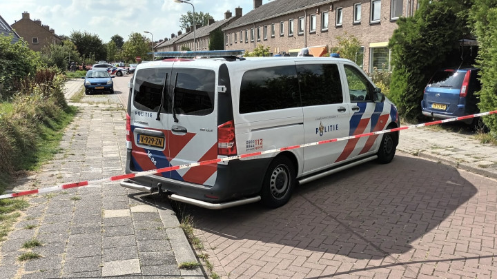 De Kievitstraat is met politie-auto’s en linten afgezet.