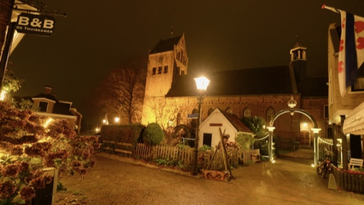 De winterwandeling heeft de Sint Piterkerk als bestemming. (Foto: Jannes Postma)