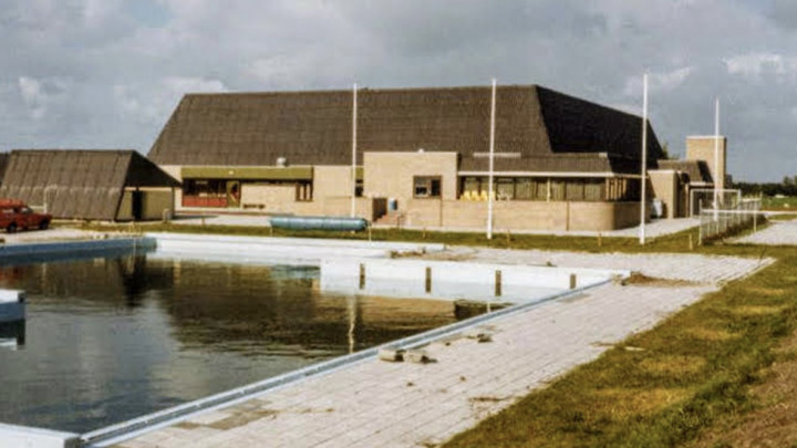 Zwembad en sporthal De Twine rond 1980. (Foto: PBG)