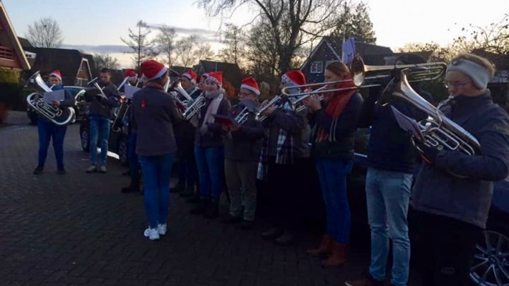 Brassband Apollo speelt kerstkoralen op de ochtend van 1e kerstdag. (Foto; Facebook Apollo)