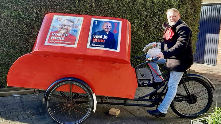 Arie van Barneveld gaat flyeren met deze PvdA-rode bakfiets.