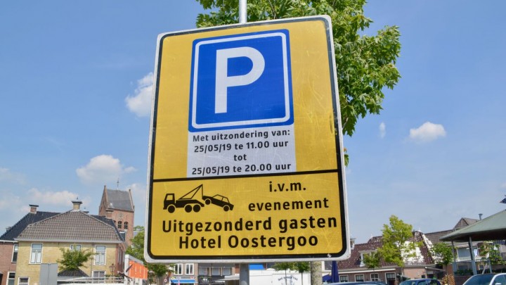 Wie dit weekend de auto onbevoegd parkeert op het plein loopt kans dat deze weggesleept wordt, zo mag men concluderen uit dit bord.