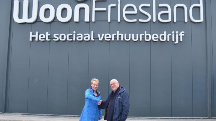  Directeur-bestuurder WoonFriesland Sigrid Hoekstra en wethouder Henk Deinum bij het nieuwe magazijn.