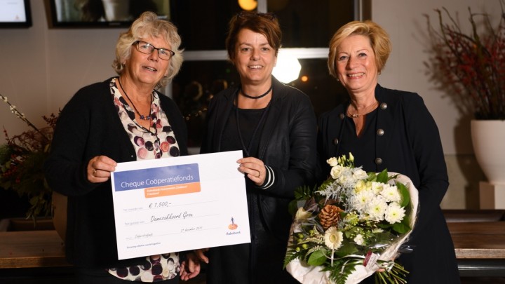 Karin Tijssen van Rabobank Heerenveen-Zuidoost Friesland, geflankeerd door Mieke Jager (links) en Dixy van der Goot van Damesakkoord.