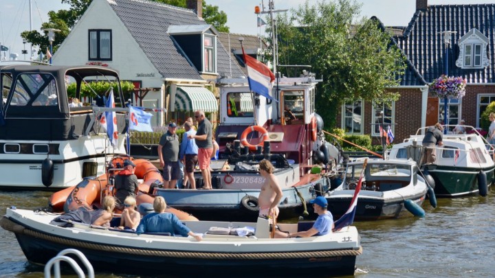 Drukte voorafgaand aan het 'silen' in 2019 aan de steiger langs de Rjochte Grou. De door de SKS ingehuurde sleepboot Rixt van Hendrik Brouwer staat op het punt om uit te varen.
