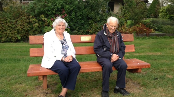 Feike Hoekstra met zijn vrouw Zus op het bankje dat hen 2 jaar geleden door de kinderen is aangeboden ter gelegenheid van hun 60-jarig huwelijk.